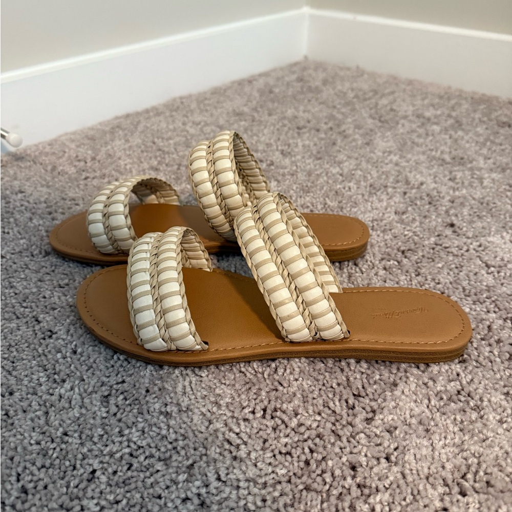 Universal Thread Cream and Tan Sandals, size 9W